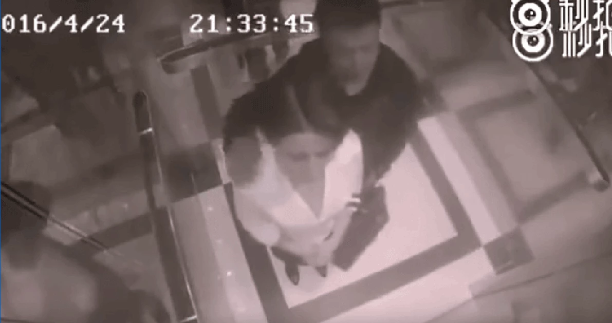 Την παρενόχλησε σεξουαλικά μέσα στο ασανσέρ και… δείτε τι έγινε! (Βίντεο)